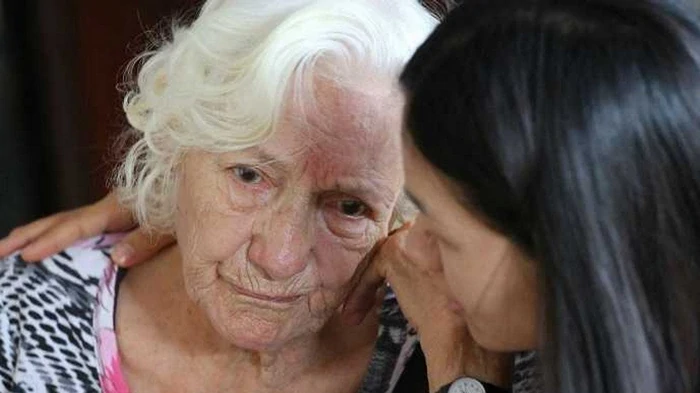 10 zīmes jūsu vecāku mājā, kas norāda, ka viņiem jūs pietrūkst