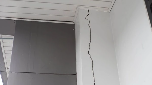 Kāpēc sienām ir plaisas un kā tās parādās?